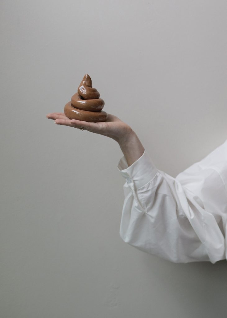 Hand Dr. Sophie Kuizenga-Wessel met keramische drol darmgezondheid