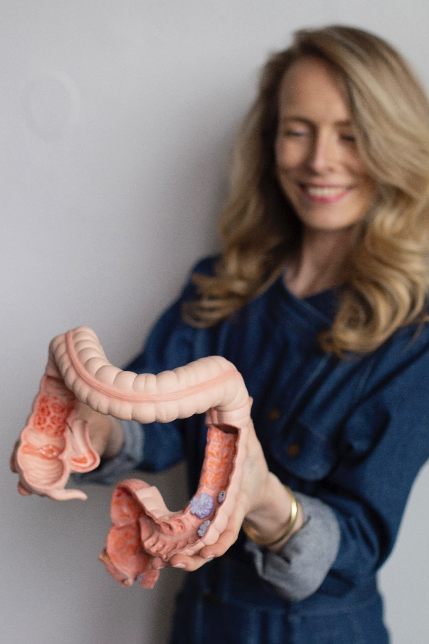 Sophie houdt anatomisch model van de darm vast