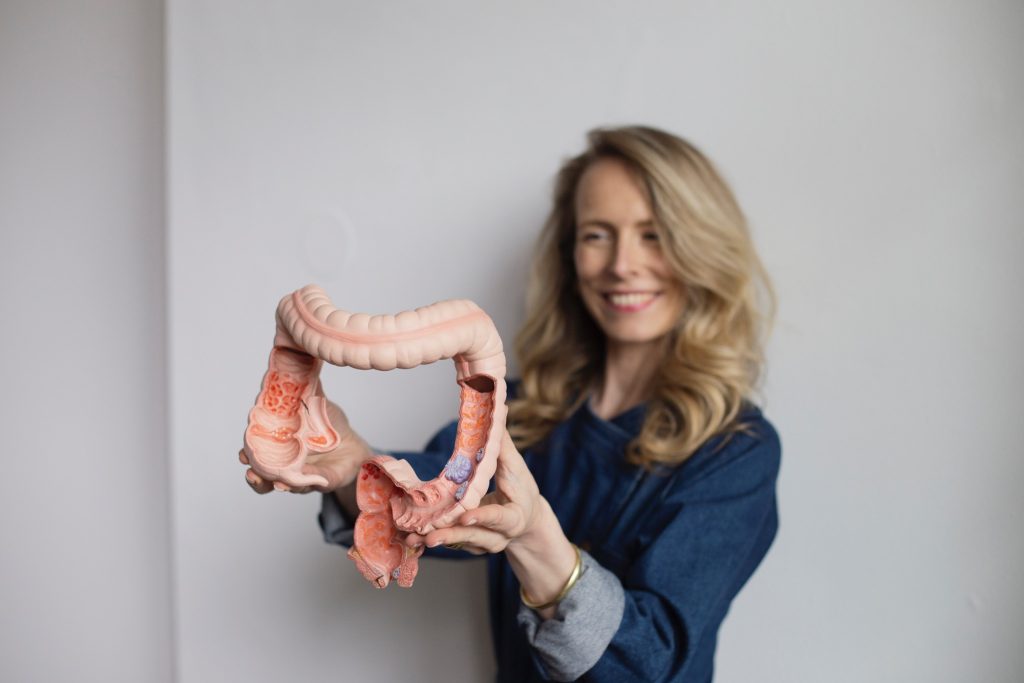 Sophie houdt anatomisch model van darm vast