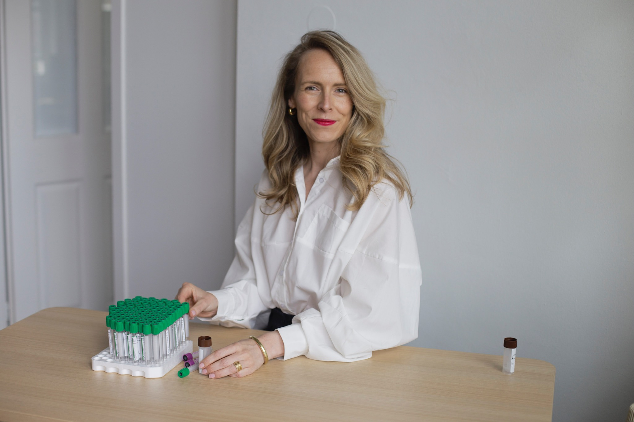 Dr. Sophie Kuizenga-Wessel zittend aan bureau met bloedbuizen en darm-microbioom test