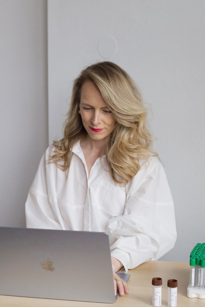Dr. Sophie Kuizenga-Wessel aan het werk op laptop tijdens consult buisje voor test darm microbioom zichtbaar