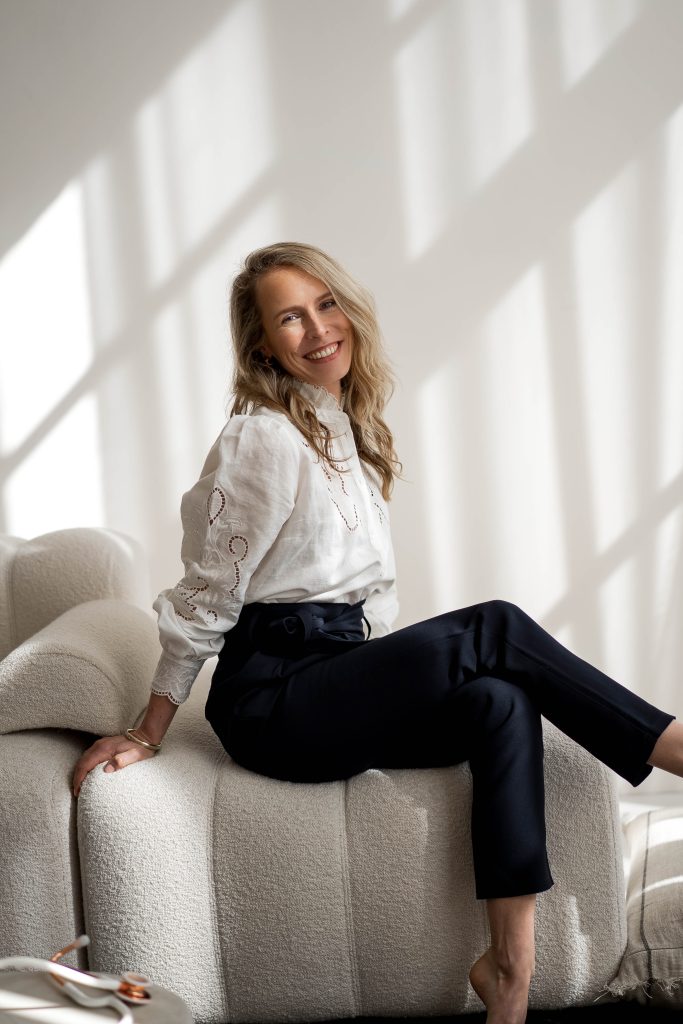 Dr. Sophie Kuizenga-Wessel zittend op bank met stethoscoop