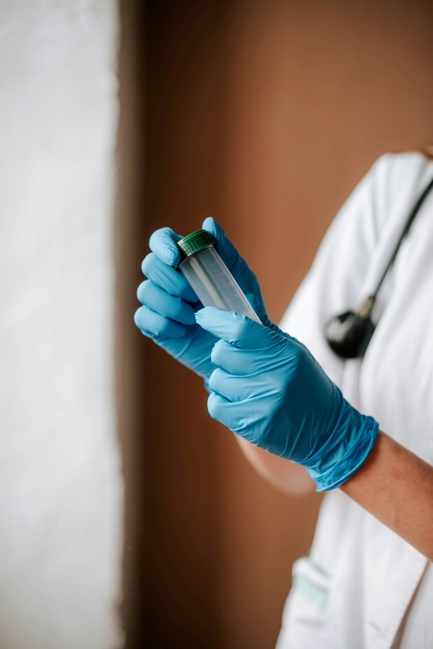 Arts met ontlastingspotje voor darm- en microbioomonderzoek bij Mind Your Gut